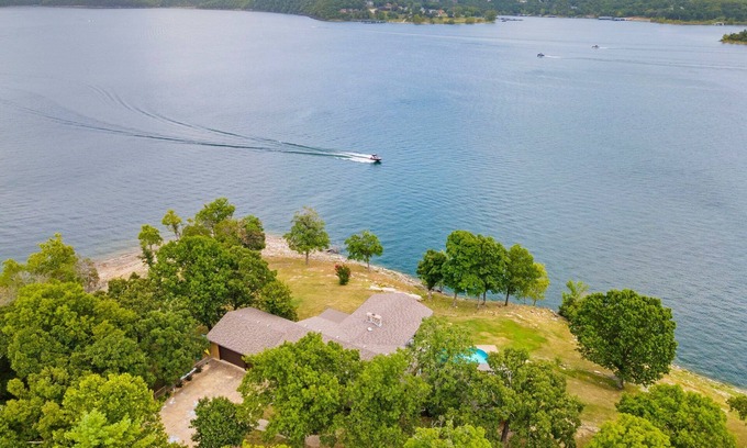 Lampe House | Table Rock Lake Access, Pvt Outdoor Pool, Pvt Hot Tub, $400 of Daily Tickets, Panoramic Views