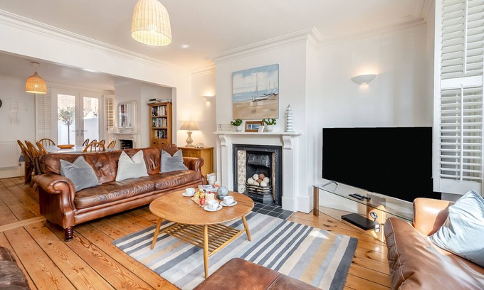 Southwold House | Tall Cottage - Six Bedroom House, Sleeps 10