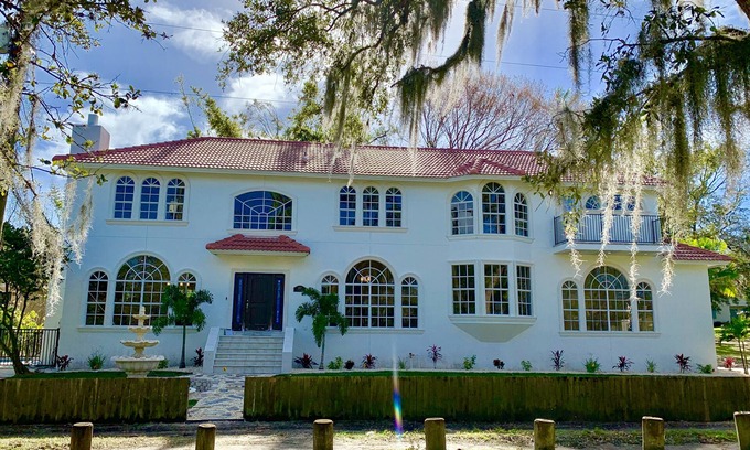 Old Seminole Heights House | ☆ Tampa Riverfront Villa ☆ Heated Pool/Hot Tub/Kayaks/Pool Table