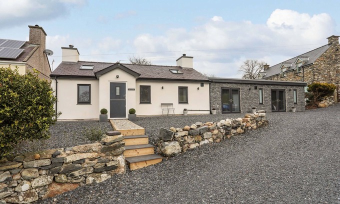 Llanllyfni House | TAN Y COED - NASARETH, pet friendly, with open fire in Penygroes