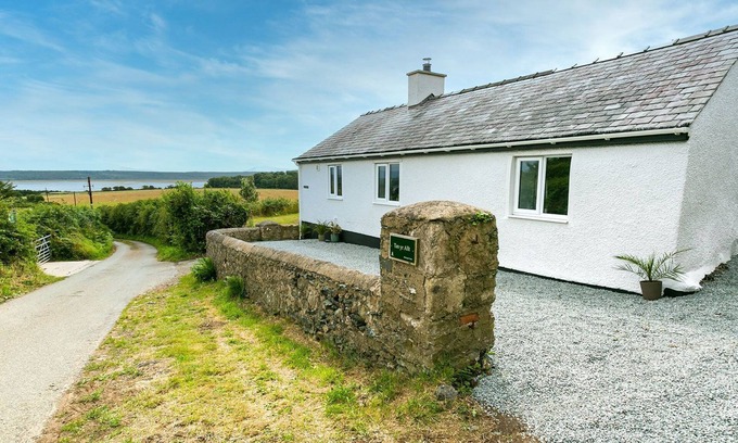 Malltraeth Cottage | Tan Yr Allt - a sea view that sleeps 4 guests in 2 bedrooms