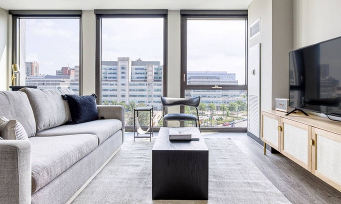 Illinois Medical District Apartment | Tasteful Medical District 1BR w/ Gym + W/D, 1 block to L, by Blueground