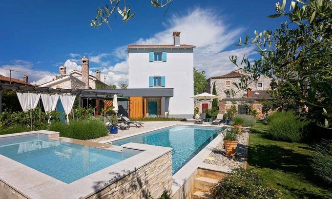 Filipini Villa | Tastefully furnished villa with pool and children's pool