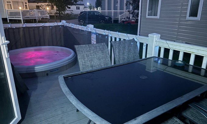 Tattershall Ski Chalet | Tattershall Lakes Pet Friendly Hot Tub Breaks