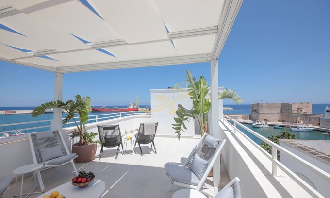 Centro Storico Apartment | TD Palazzo Maris Il Gozzo Townhouse with Sea View