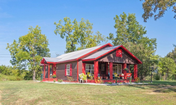 Lexington Cabin | Tennessee Homeplace between Jackson and Lexington, TN, 12 minutes from I-40