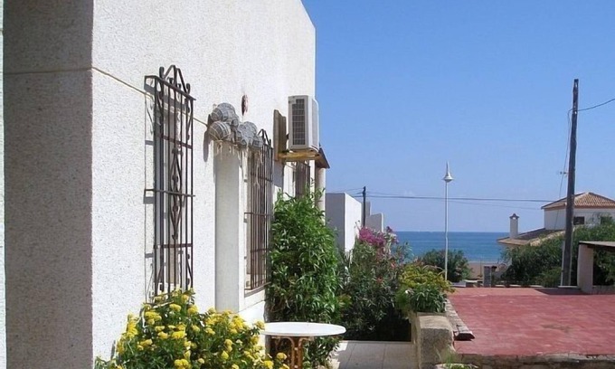 El Moncayo House | Terrace bungalow, sleeps 4-5, 50 m from the sandy beach & close to the centre