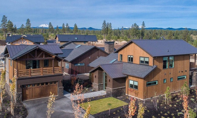 Bend House | Tetherow Modern 5bed,6bth,hot-tub,walk to pool,gym,dining,20min to Mt Bachelor!