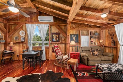 Fredericksburg House | Texas Saw Mill Cabin - Hot Tub & 10 Mins to Main St