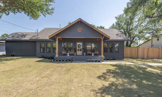 Celina House | The 1913 - The BoHo Chic 4 Bed/2 Bath home in Downtown Celina