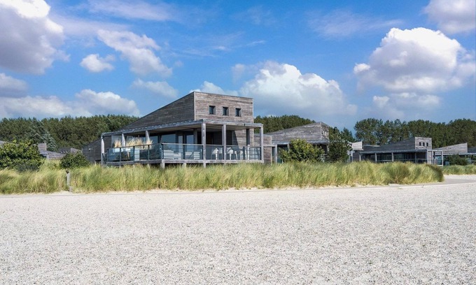Ouddorp House | The 6-person Villa Comfort features a comfortable and stylishly furnished interior, views over the water, perfect for dogs and children.