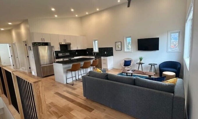 East Kootenay Apartment | The Aerie, modern condo, panoramic mountain views, Registration numbern002666n