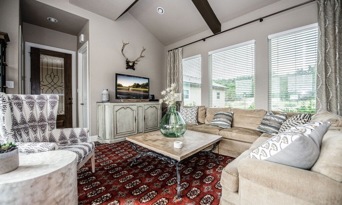 Spring Branch House | The All-Suite Century Oak House - Steps to Remi's Ridge & Hayes Hollow!