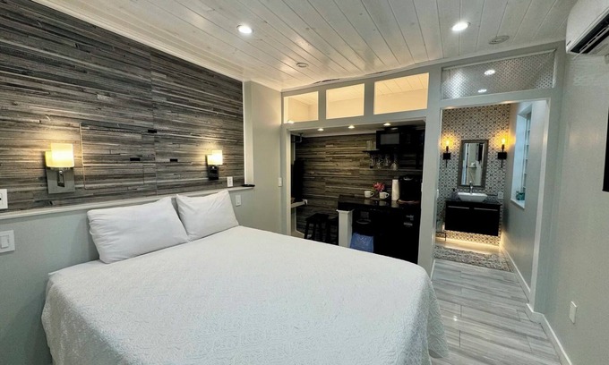 Old Northwood Apartment | The Artists Studio with Jacuzzi in central West Palm Beach