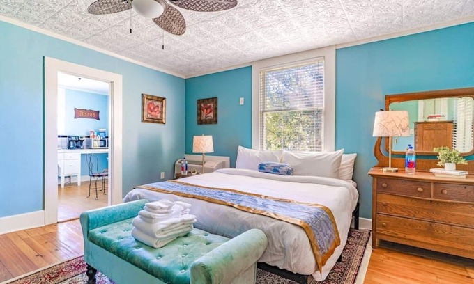 Mount Dora Hotel | The Azalea - Estate at Mount Dora: Free City Shuttle, Parking, and more!