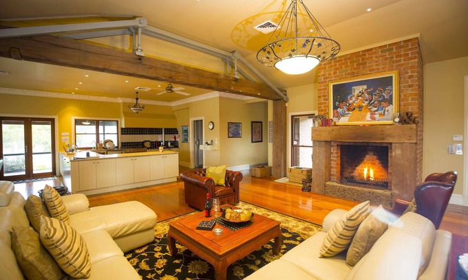 Lovedale House | The Ballabourneen House - Grand Hunter Valley homestead - 4 bedrooms with infinity pool and open fireplace