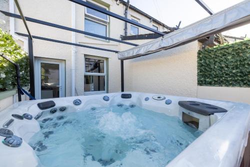 Slyne House | The Bay Cottage Hot Tub & Sauna Morecambe Bay