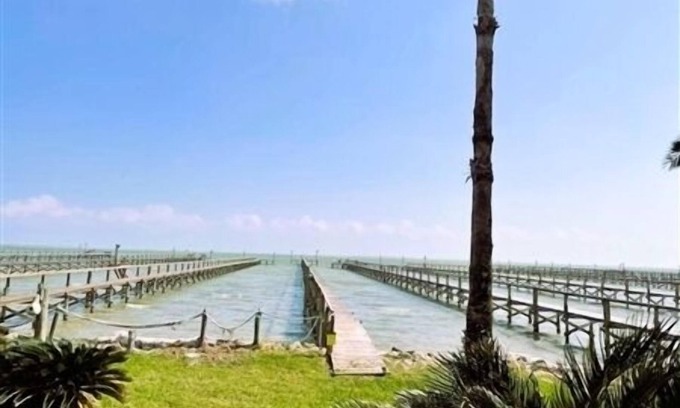Port Mansfield Apartment | The Bay House. Newly Renovated Studio Apartment, One Bath. Private Fishing Pier.