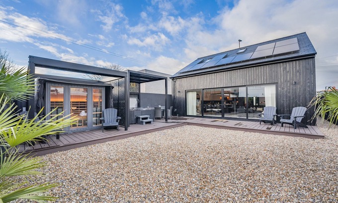 Lancing House | The Beach Hideaway - Lancing