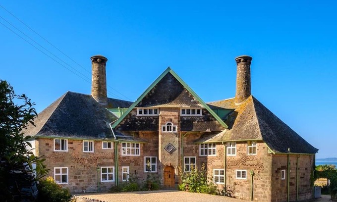 Exmouth House | The Beach House-Devon- On the beach- sleeps 20