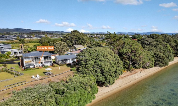 One Tree Point Apartment | The Beach Hut - Waterfront Studio at Harbour Lights