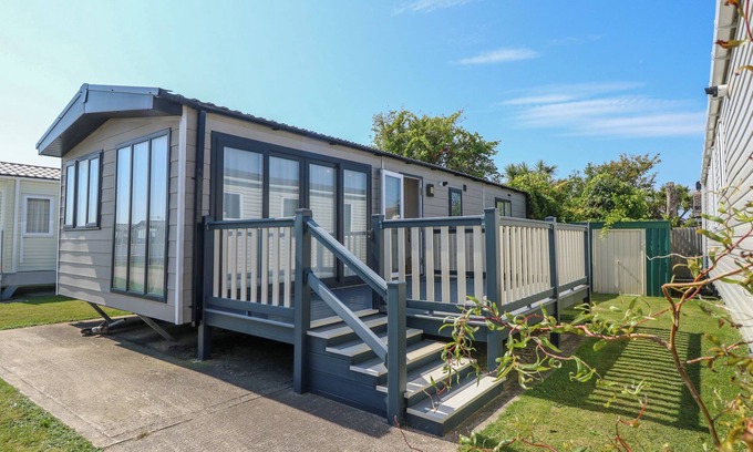 Wittering Cottage | THE BEACHHOUSE, family friendly, with a garden in East Wittering