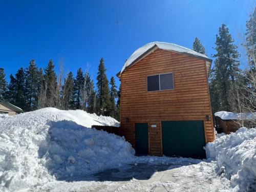 The Village House | The Bear Den - DREAM LOCATION WALKING DISTANCE TO LAKE AND VILLAGE!