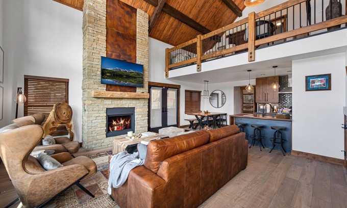 Estes Park Cabin | The Bear's Getaway - Jacuzzi, Indoor/Outdoor Fireplace, Fantastic Location!