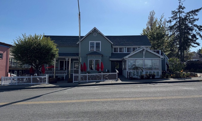 Friday Harbor Condo | The Bee Hive - Heart of Friday Harbor - 2BR Condo, WiFi, AC, Walk to Everything!