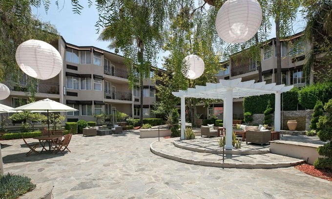 Tree Section Hotel | The Belamar Hotel Manhattan Beach, Tapestry by Hilton