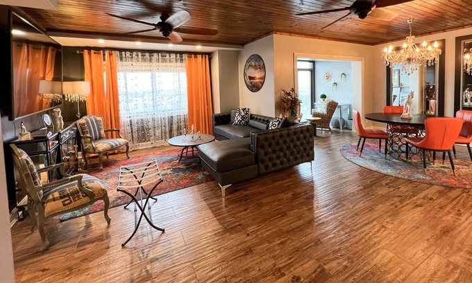 Woodward Heights Condo | The Big Blue Wave - 2-Bedroom Condo by Rupp Arena