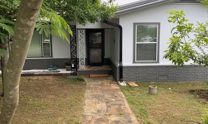 Stephenville House | The Biggest Short-Term Rental Close to Tarleton University! 2 King Beds!