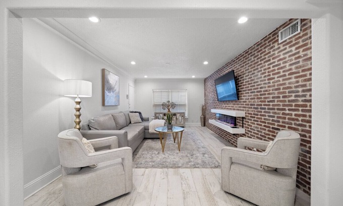 South Central Houston Apartment | The Bishop's Haven 2