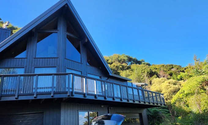 Whitianga Villa | The Black Chalet
