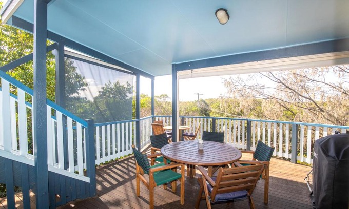 Point Lookout House | The Blue House - 100M TO BEACH, PET FRIENDLY, BIG HOUSE, SLEEPS 8
