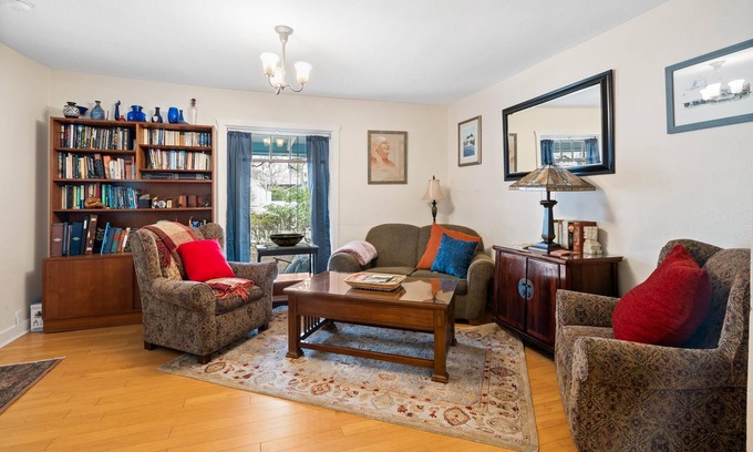 Ashland Hotel | The Blue Moon House has 5 bedrooms, each with a private bath, plus kitchen, dining and living area.