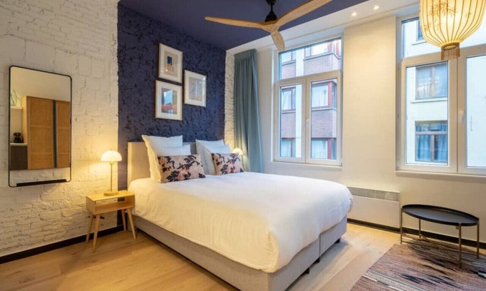 Sint-Andries Apartment | The Blue Parrot by SHWAY