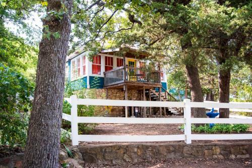 Davis House | The Bluebird Cottage Style Cabin with Hot Tub near Turner Falls and Casinos