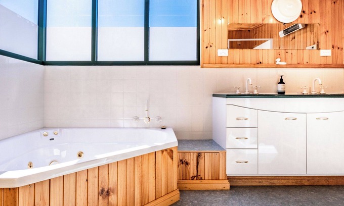Coles Bay House | The Boathouse - Freycinet Holiday Houses