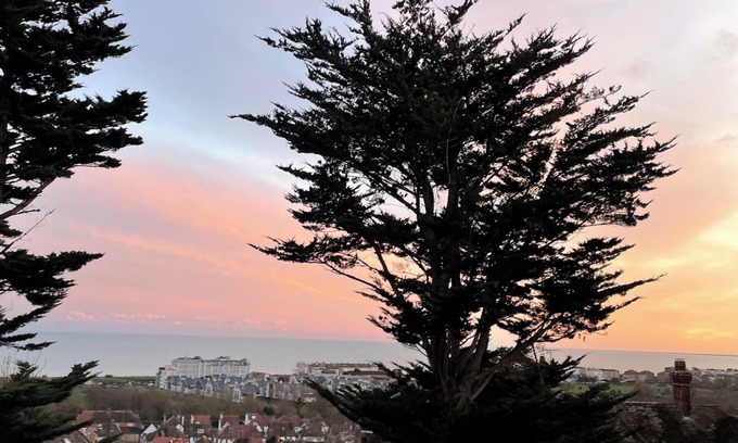 Hythe House | The Bolt Hole Hythe panoramic sea views, parking, garden, 5 min to eurotunnel