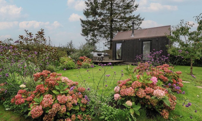 Zeals Cottage | THE BOTHY, pet friendly, with open fire in Mere