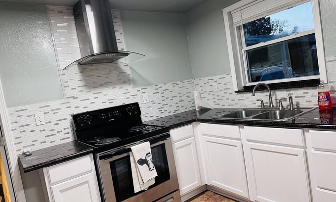 Del City House | The Bovine Cottage- Centrally located to major sight seeing, hospitals, and TAFB