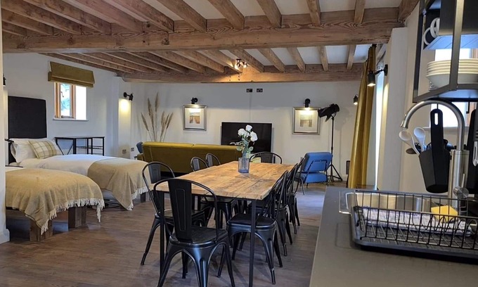 Ashby-de-la-Zouch Apartment | The Bull Pen - Studio Apartment