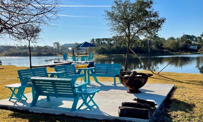 Port O Connor House | THE BUNGALOW-Delightful Getaway, ice machine, stocked pond, and awesome deck.