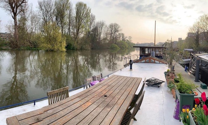 London Borough of Hounslow House | The Bush Houseboat - Kew Bridge Gardens, London