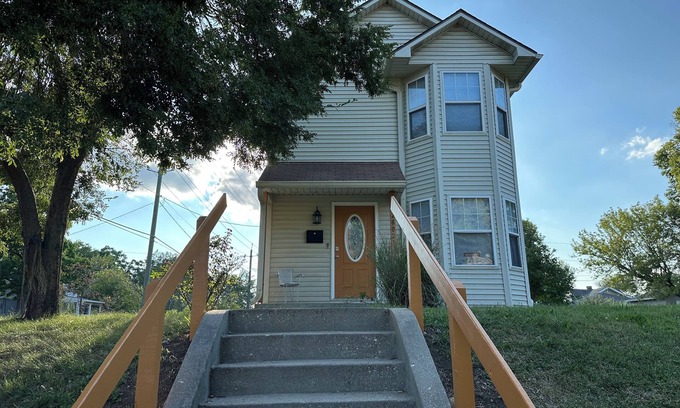 Indianapolis House | The Butler Villa House 3BR w/Free Parking