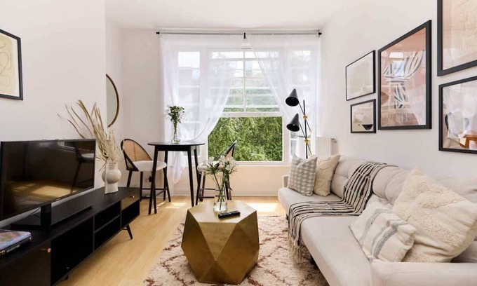 Cantelowes Apartment | The Camden Hideout - Modish and Bright 2BDR Flat