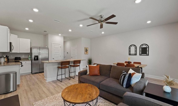 Ferry Pass House | The Canzy: Charming 3-bedroom townhome in welcoming Pensacola