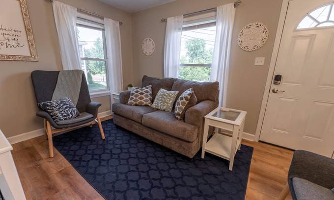 St. Charles Historic District House | The Cardinal Nest A Cozy Cottage on Historic Main Street; Pet Friendly