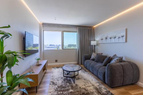 Three Anchor Bay Apartment | The Centurion 606
